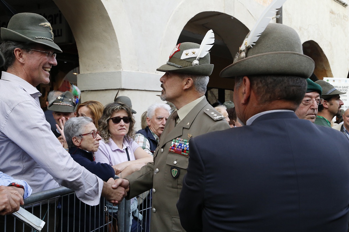 Signor generale di divisione, anche lei qui?