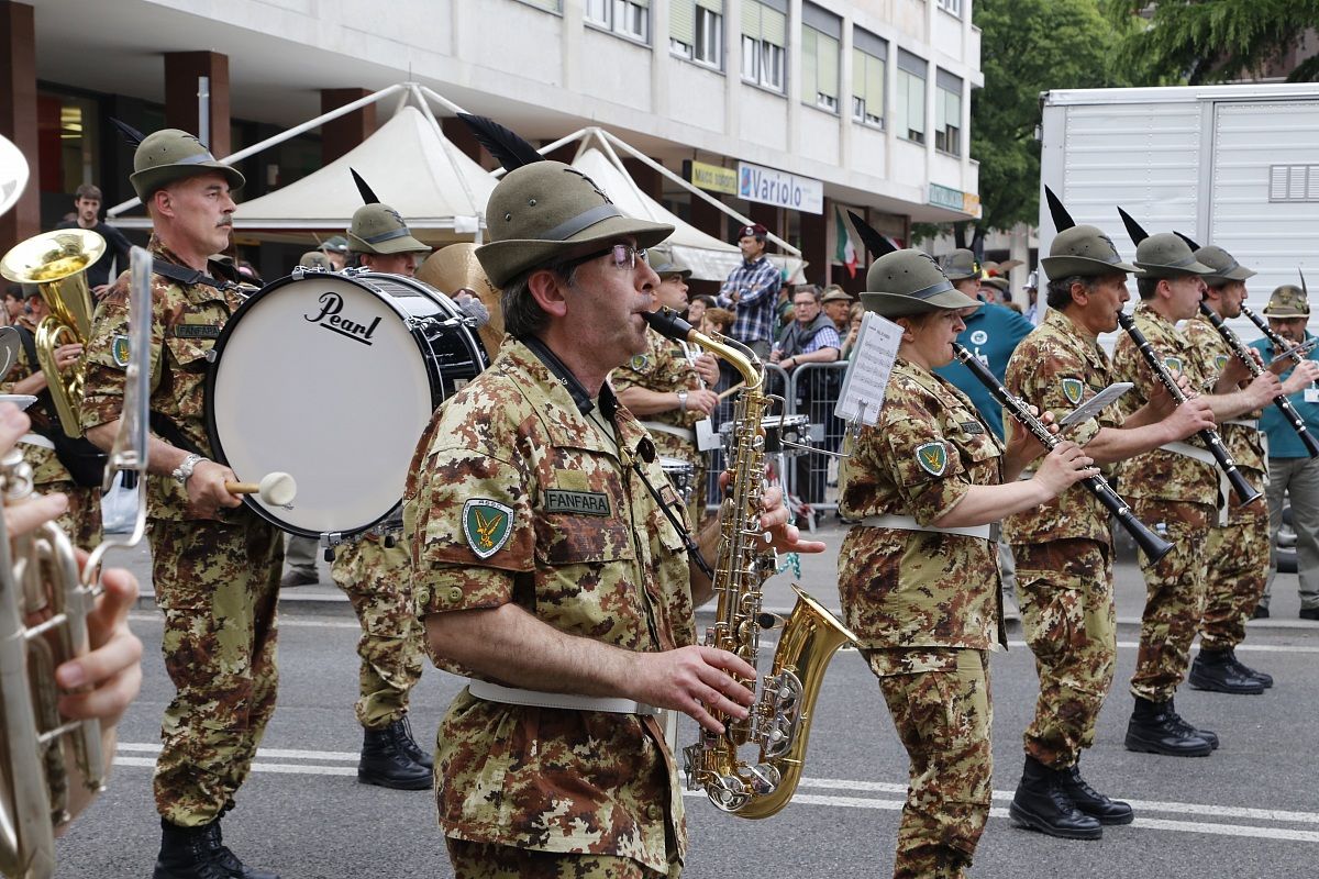 Flicorni, tamburo, sax e clarinetti alla sfilata