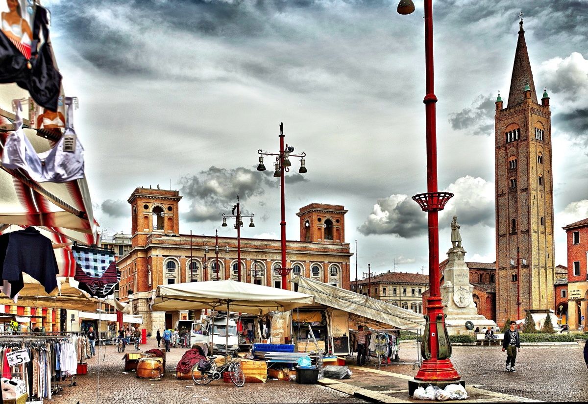 Forli, mercato in  Piazza Saffi a fine mattinata