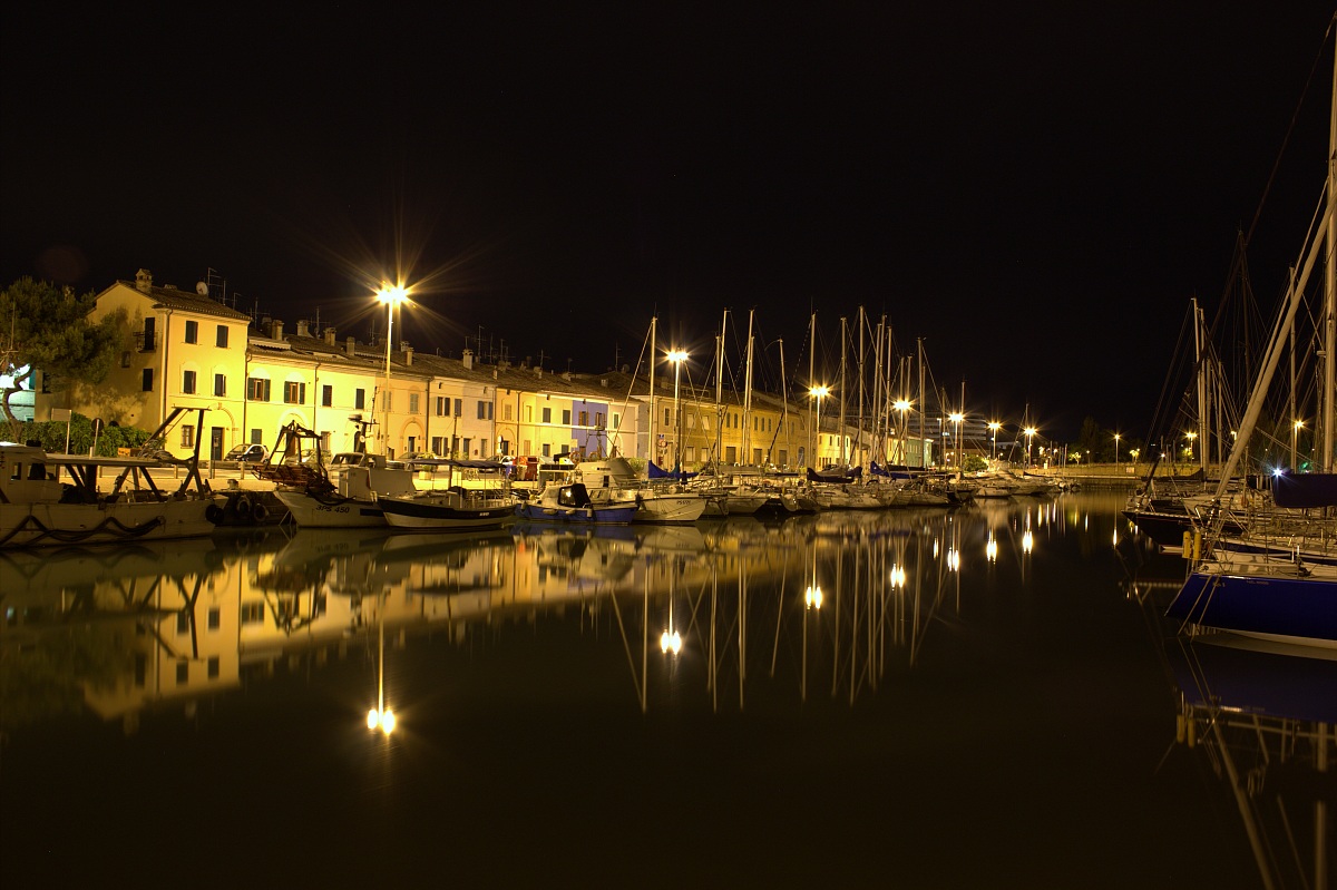 Pesaro il porto di notte