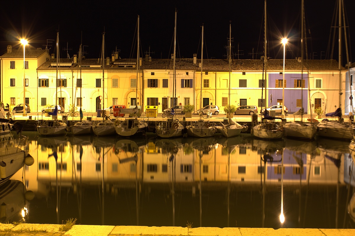 Pesaro il porto di notte