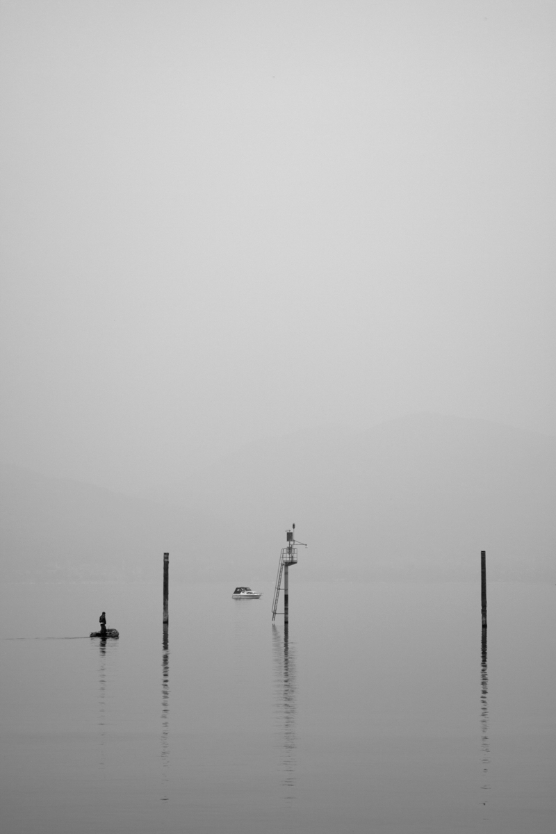 Arona nella nebbia