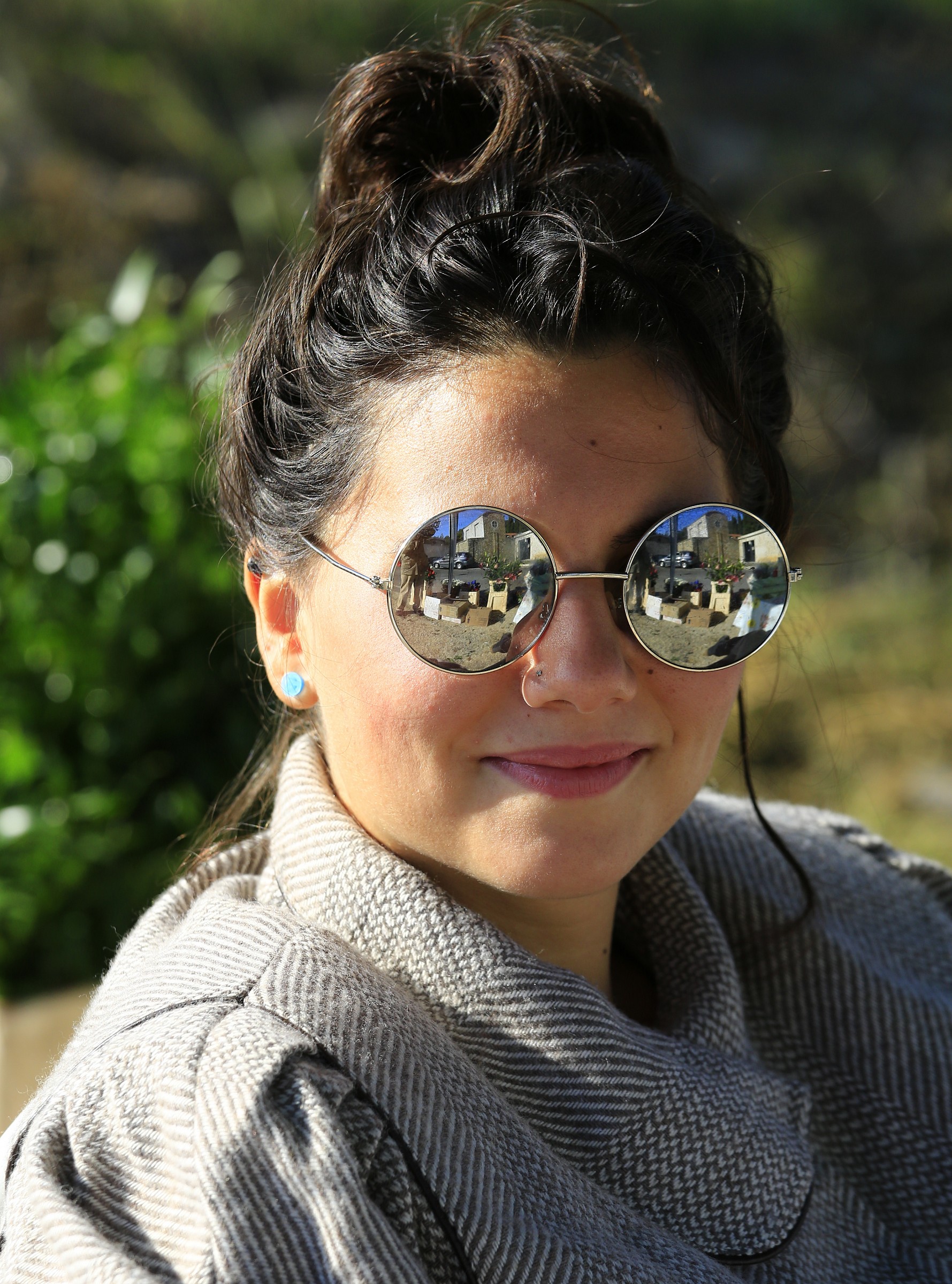 La fioraia con gli occhiali-