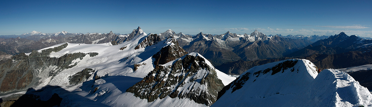 Panoramica dalla vetta del Castore (m. 4.226) sul Polluce e ...