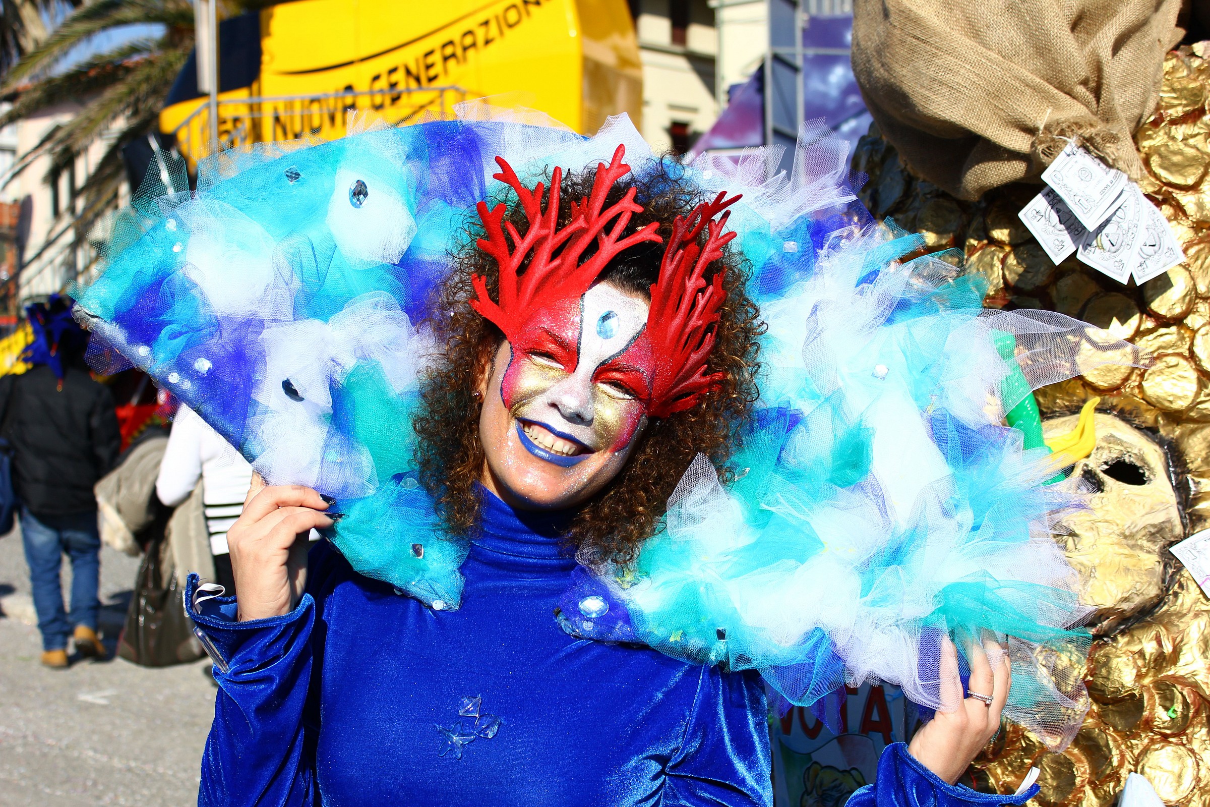 ragazza in maschera al carnevale di Viareggio