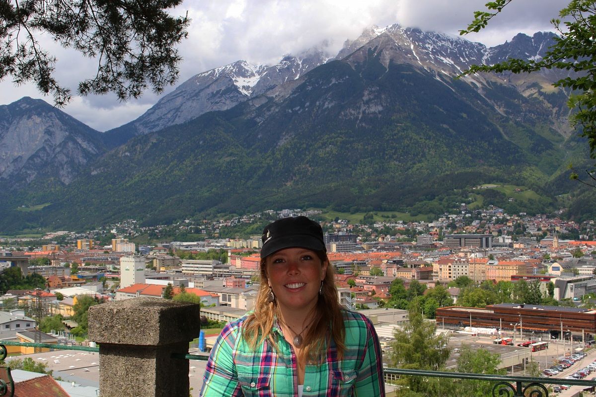 Ragazza con sfondo di montagna