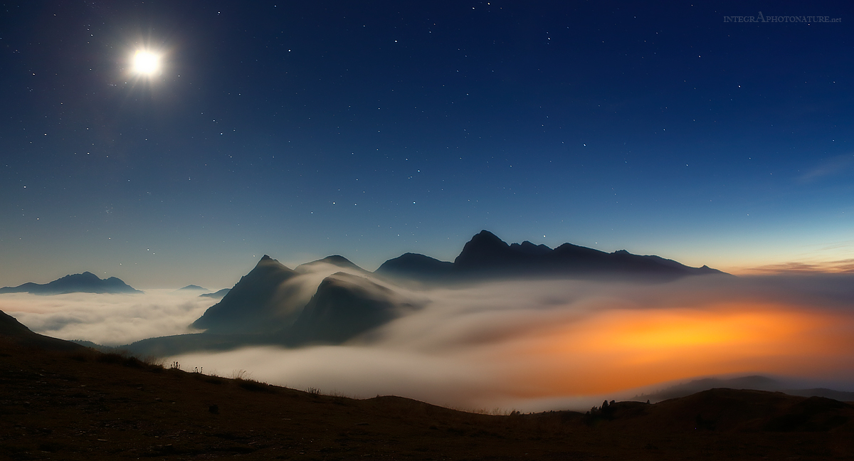 The moon illuminates the heaven above Rolle