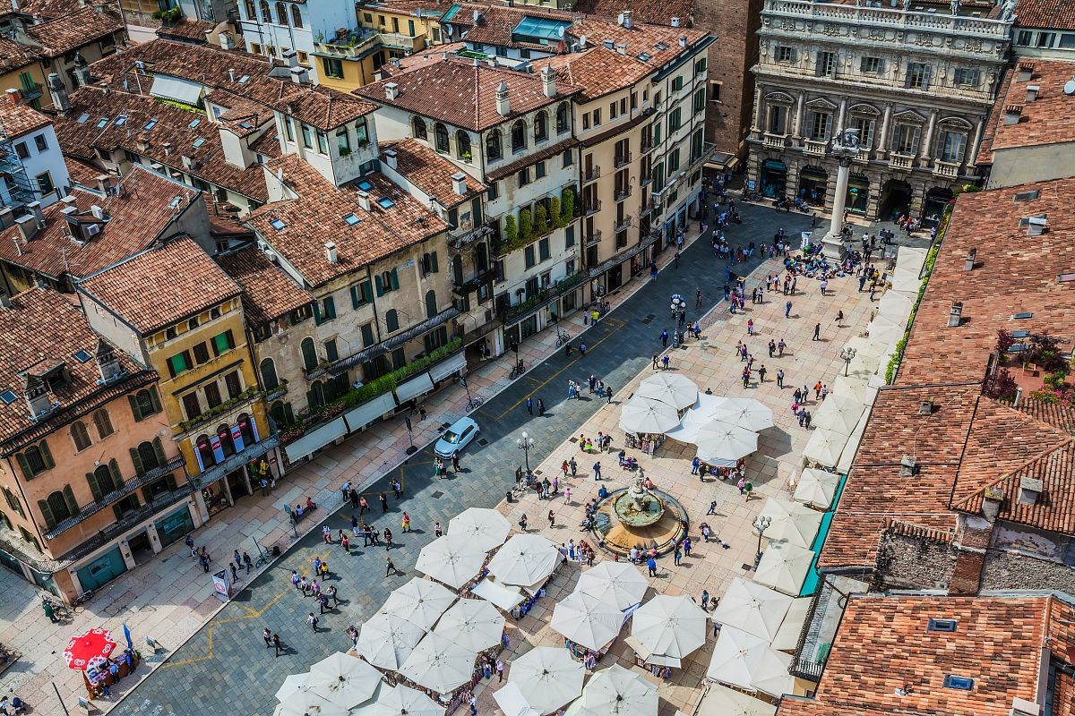 Flying on Piazza delle Erbe