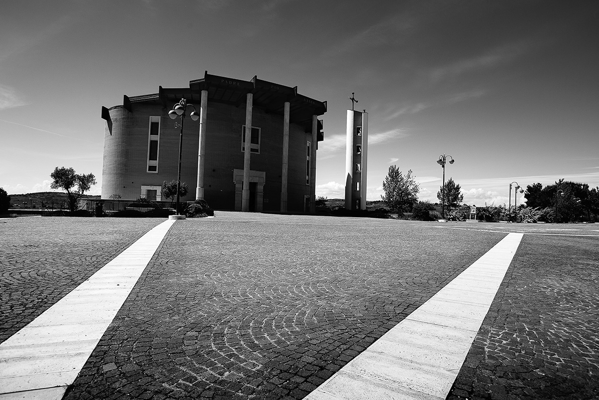 Chiesa e casa del pellegrino di Piana Romana