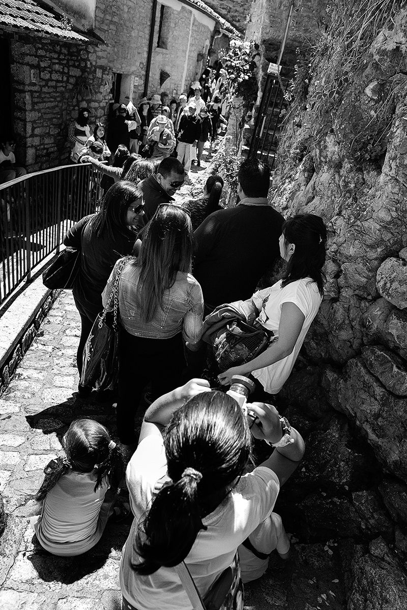 Le due ali di folla per la visita alla casa di San Pio