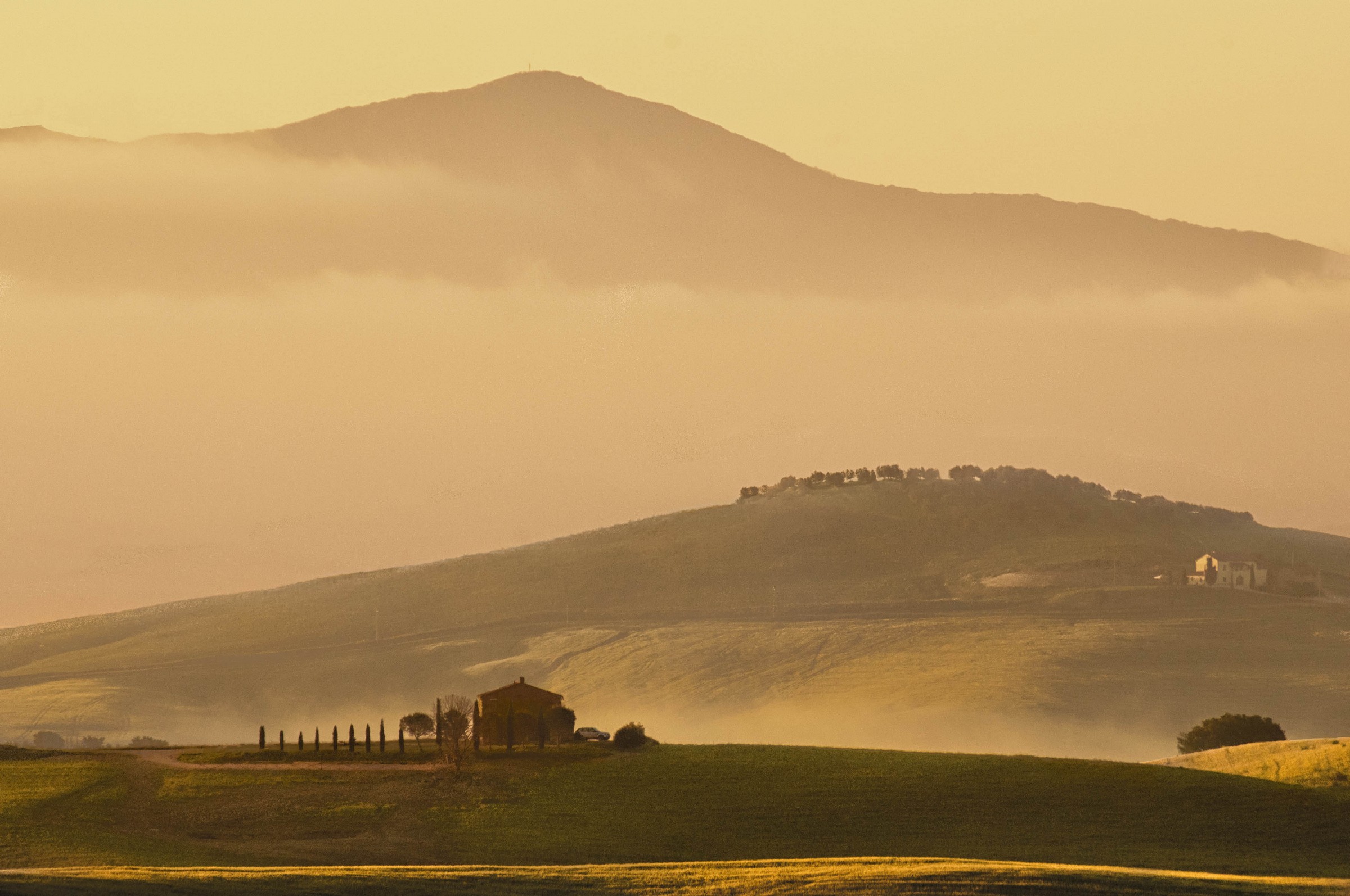 Sospesa tra le nuvole e i monti