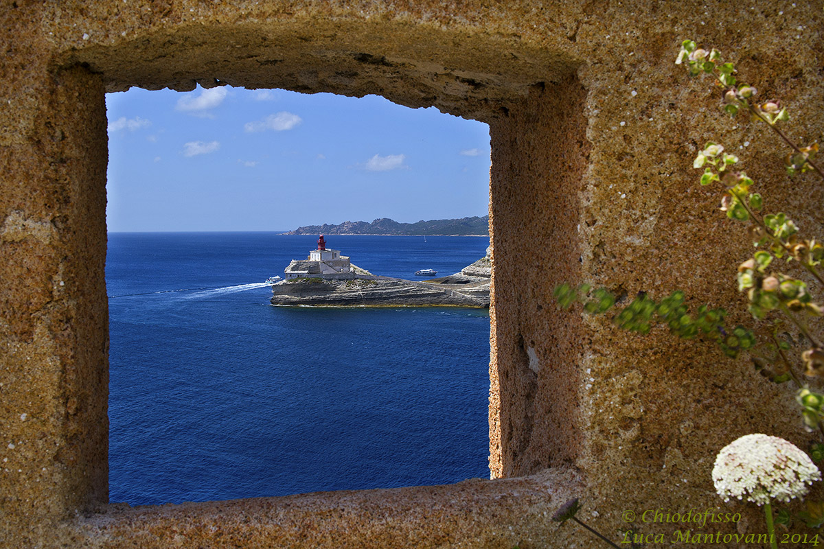 Finestra sul faro di Bonifacio