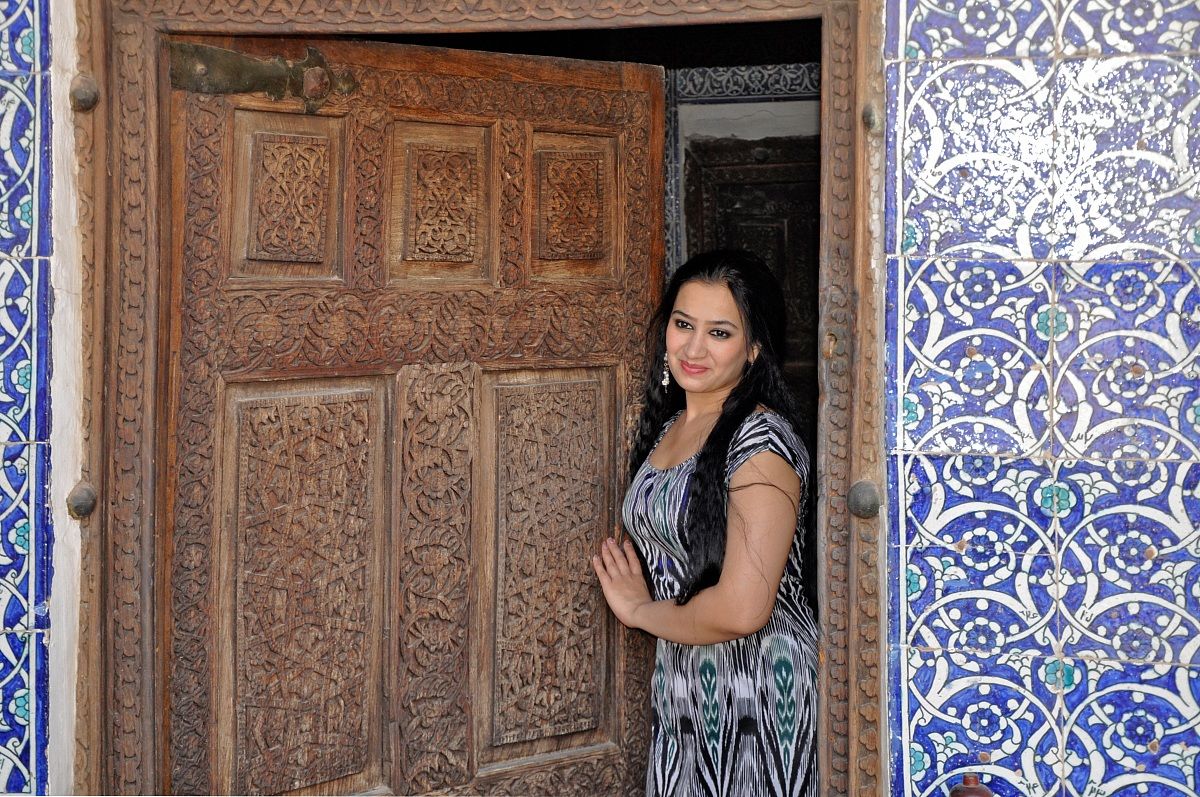 Usbeka che esce dalla porta antica