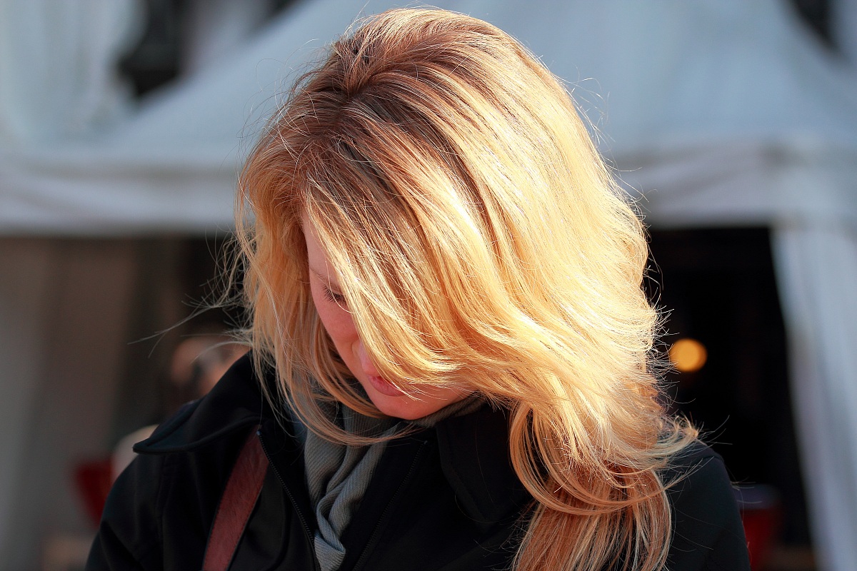 Una cascata di capelli biondi