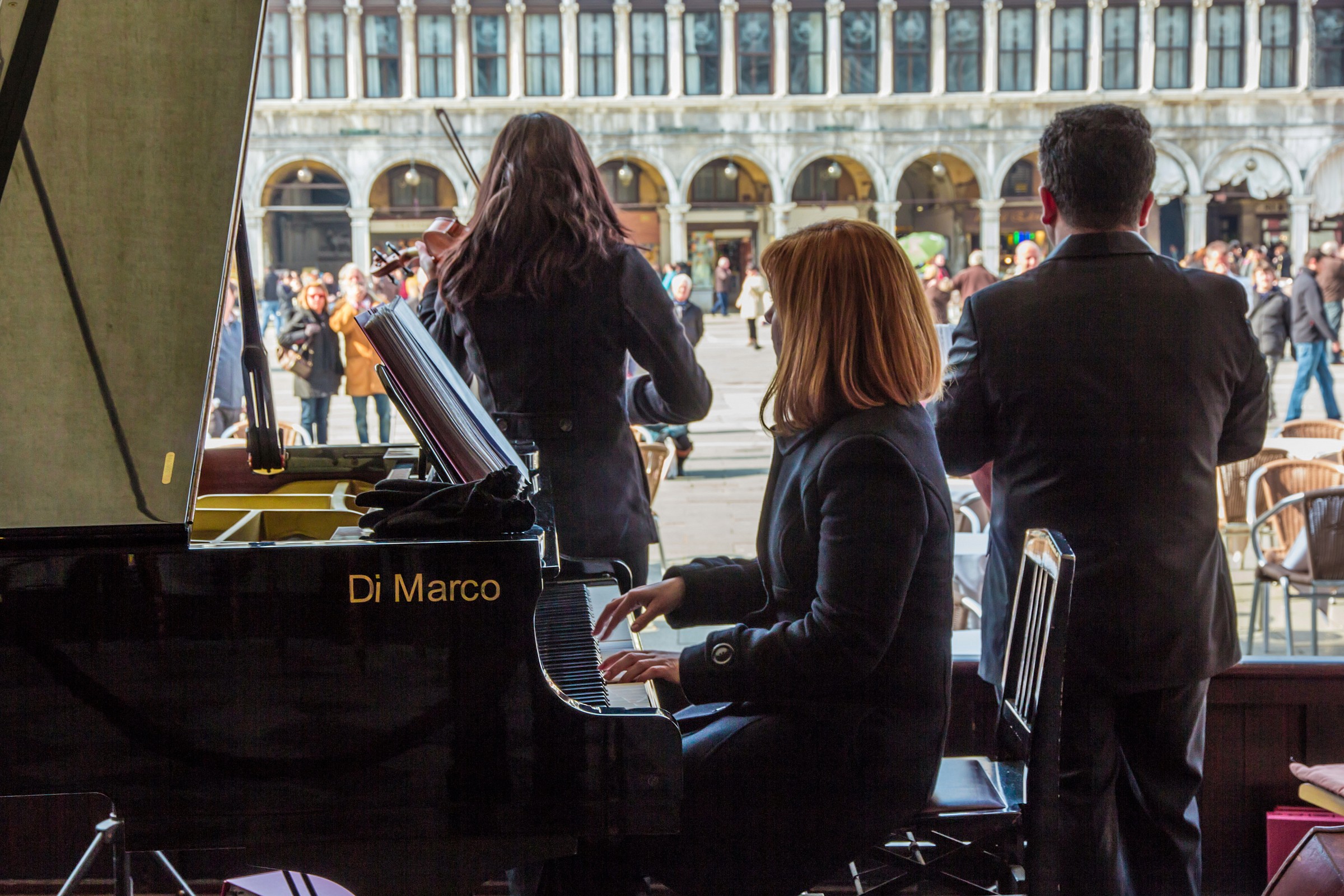 La pianista rossa in piazza San Marco