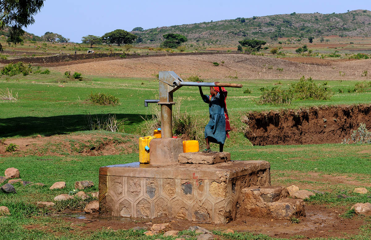 Little girl at the water pump - Gorgora - Ethiopia