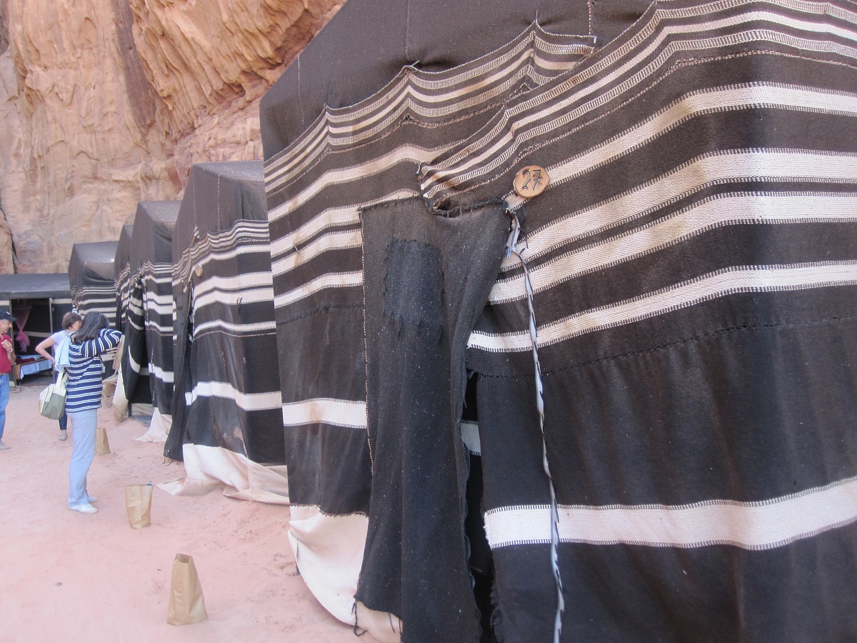 campo tendato nel deserto (Wadi Rum)