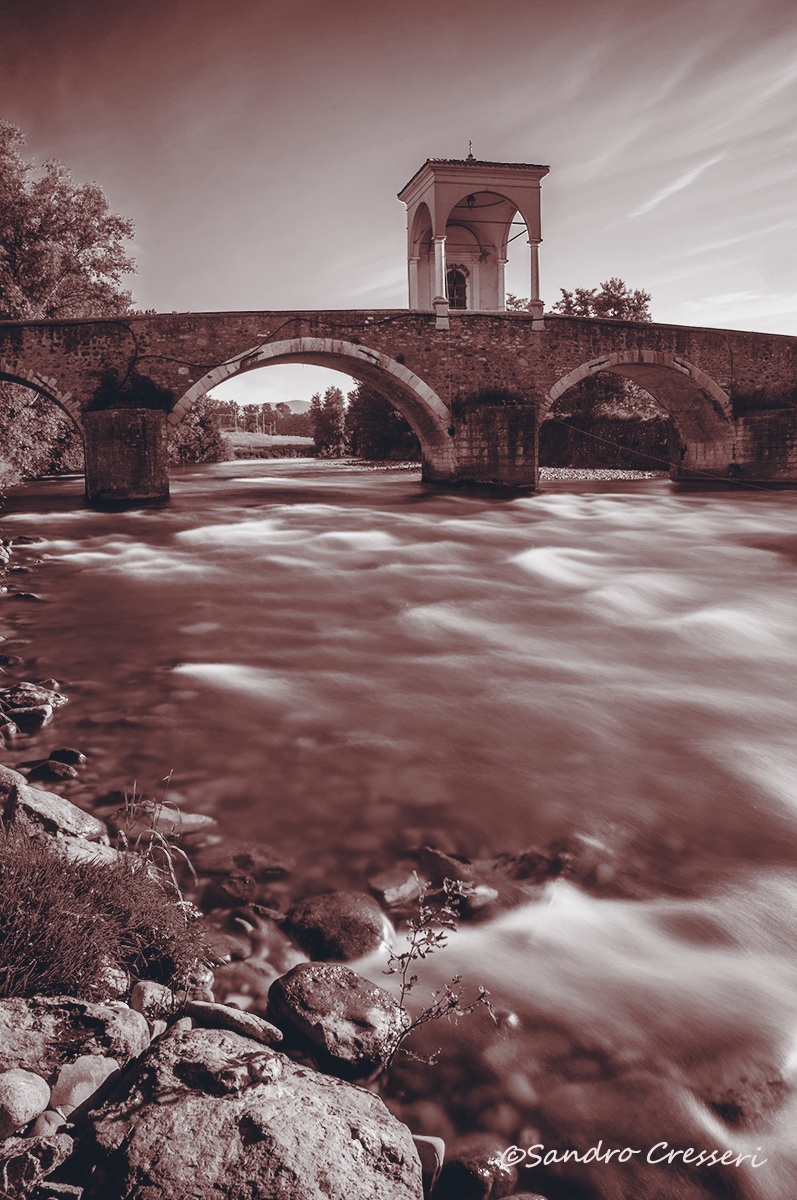 asked the river flows under Pontenove