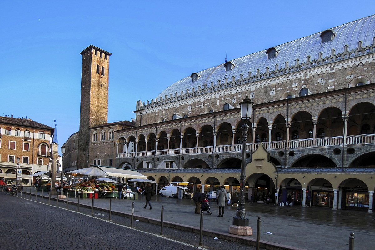 Piazza della Frutta al tramonto