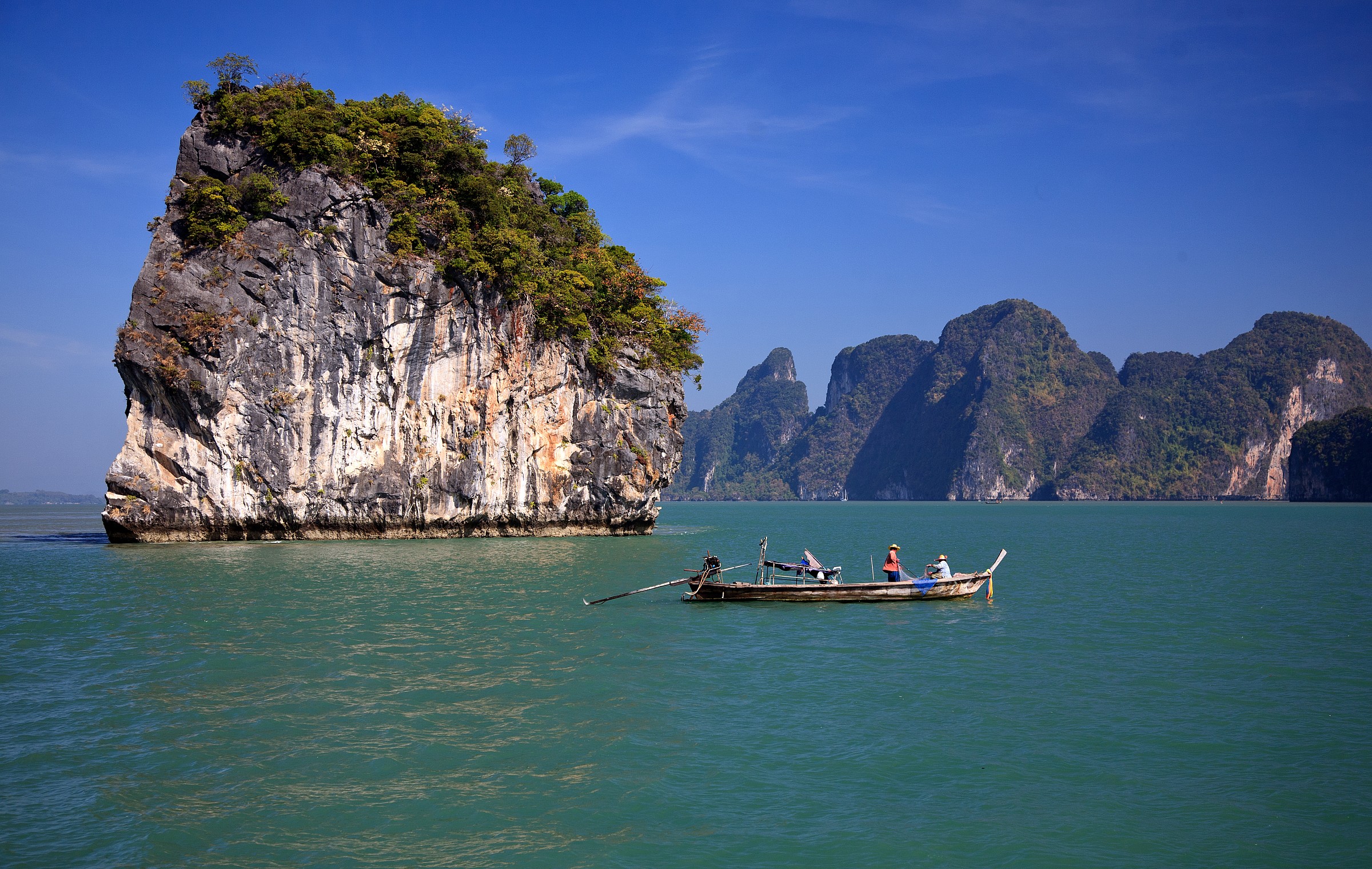 Barca da pesca lunga coda nella baia di Phang Nga 1