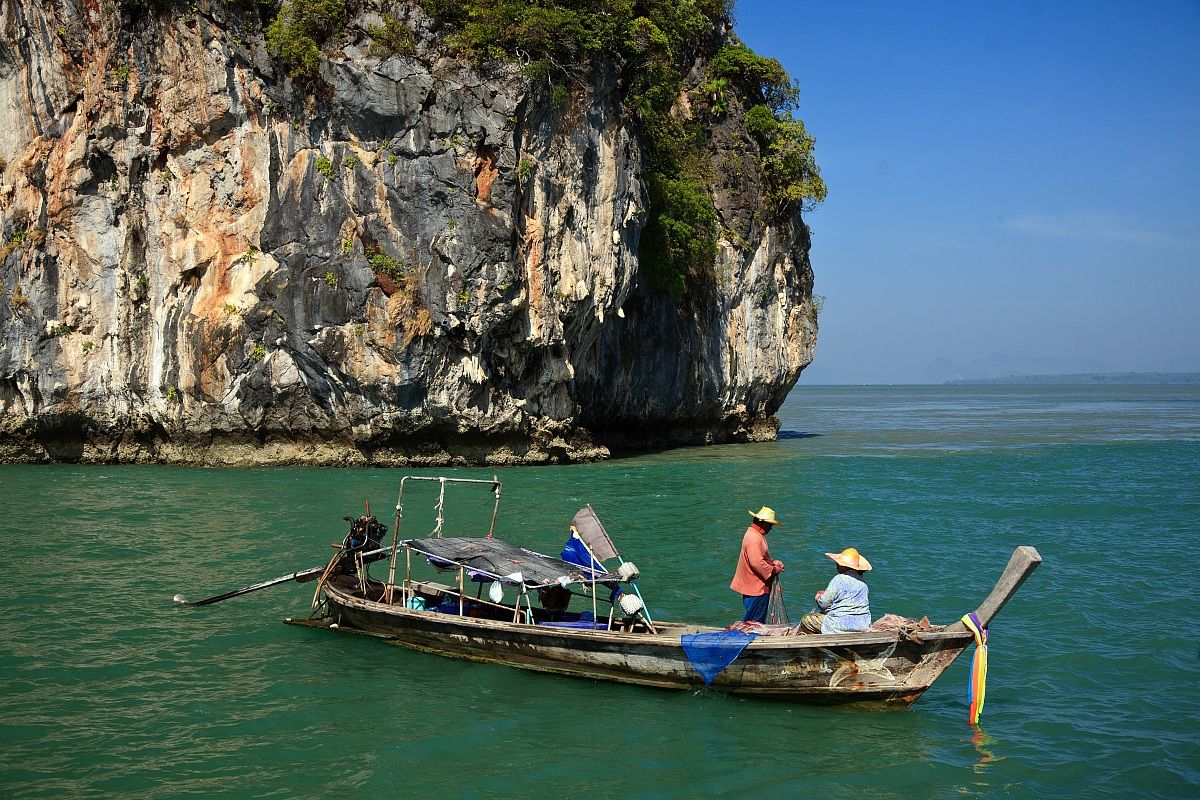 Barca da pesca lunga coda nella baia di Phang Nga 2