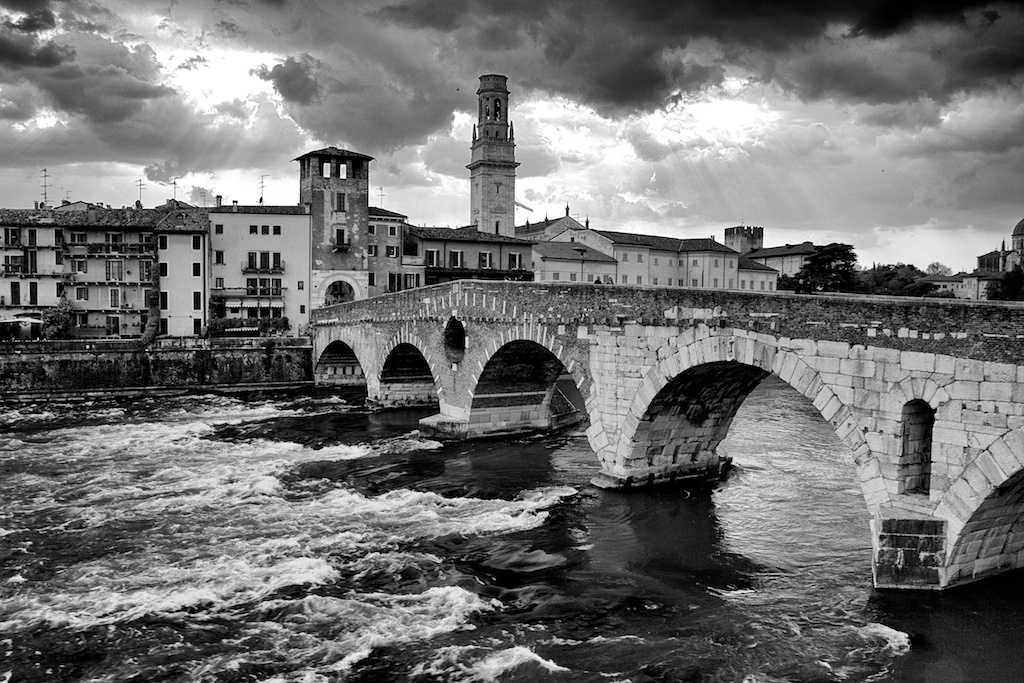 Ponte Pietra B/N
