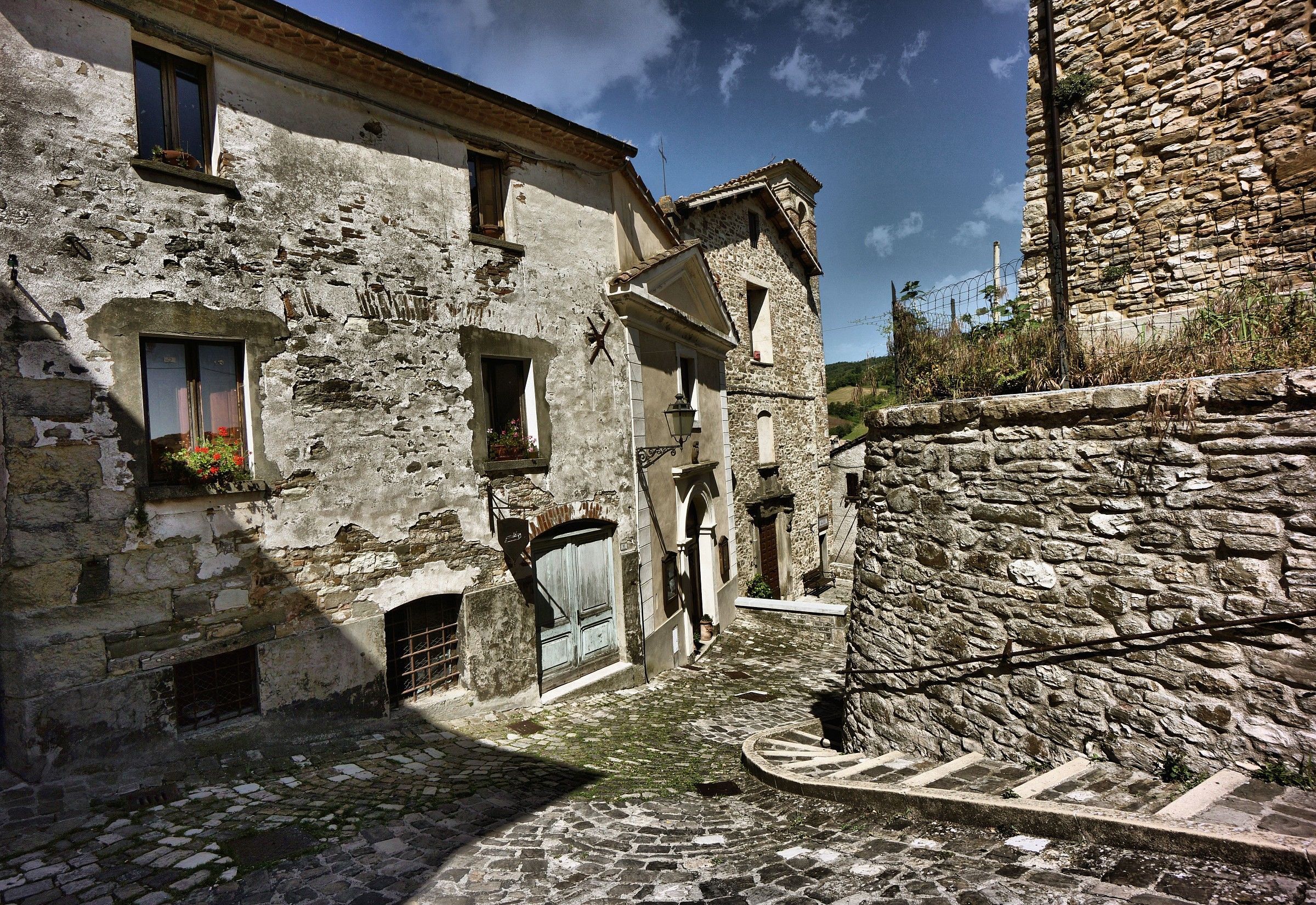 Strada di sassi nell'antico borgo