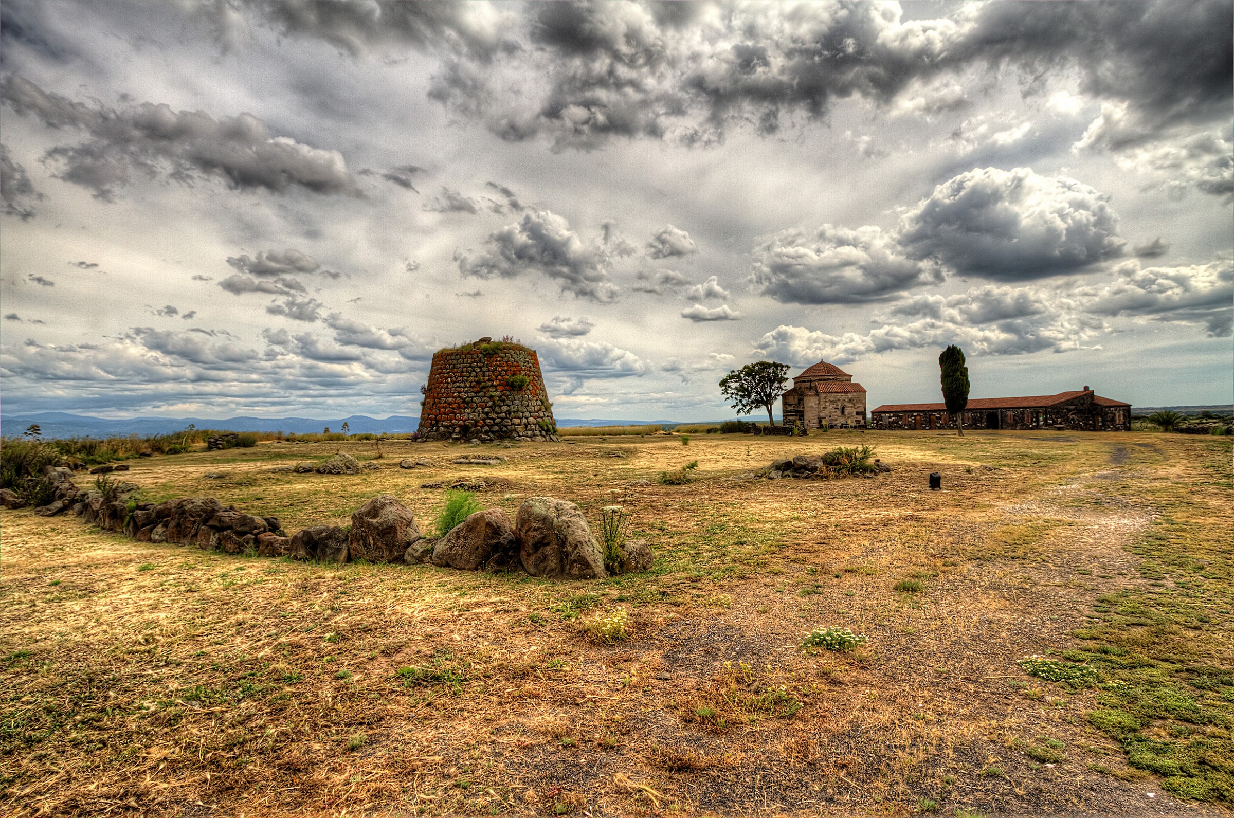 Nuraghe e chiesa di Santa Sabina