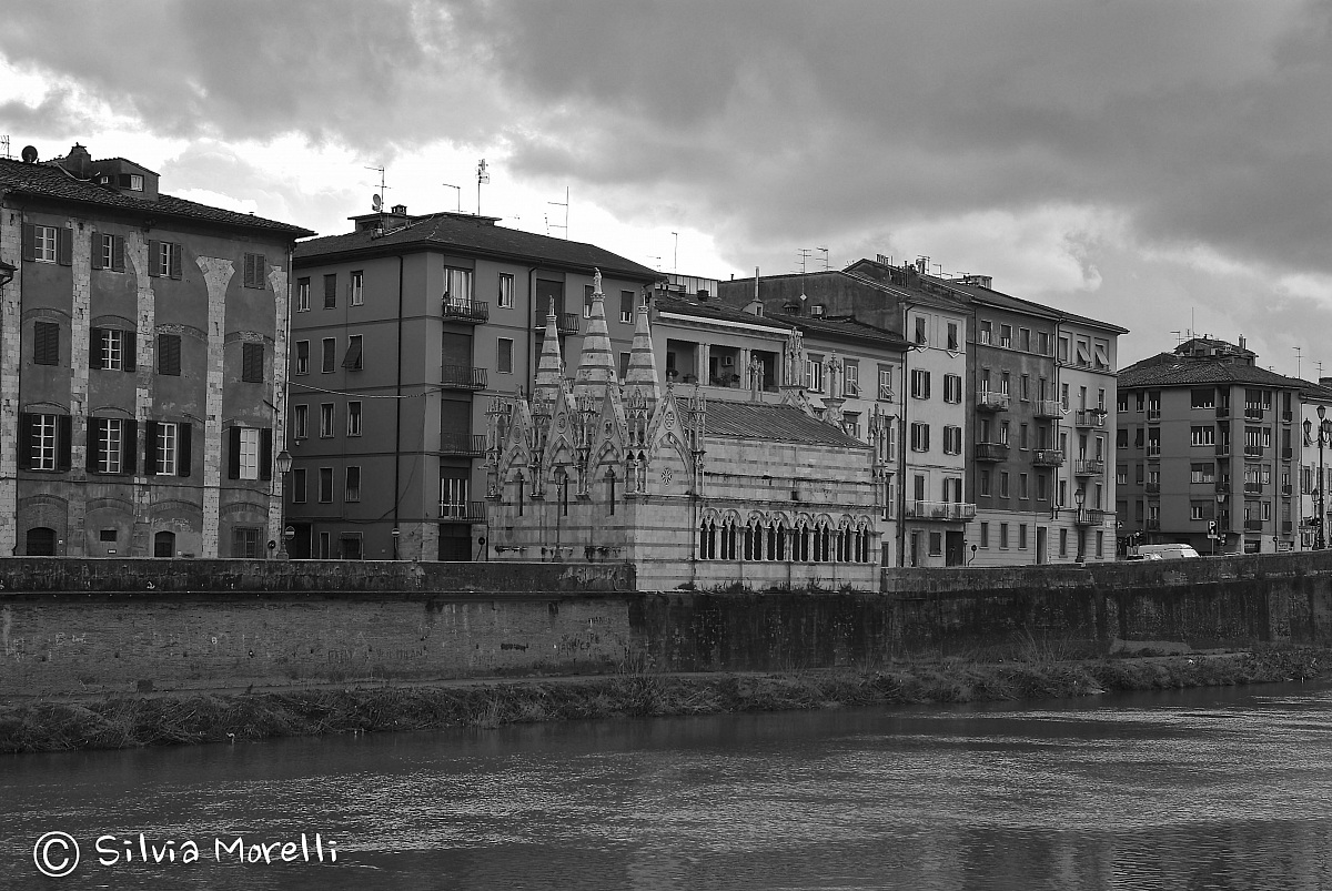 Arno river in Pisa, the church of Santa Maria della Spina