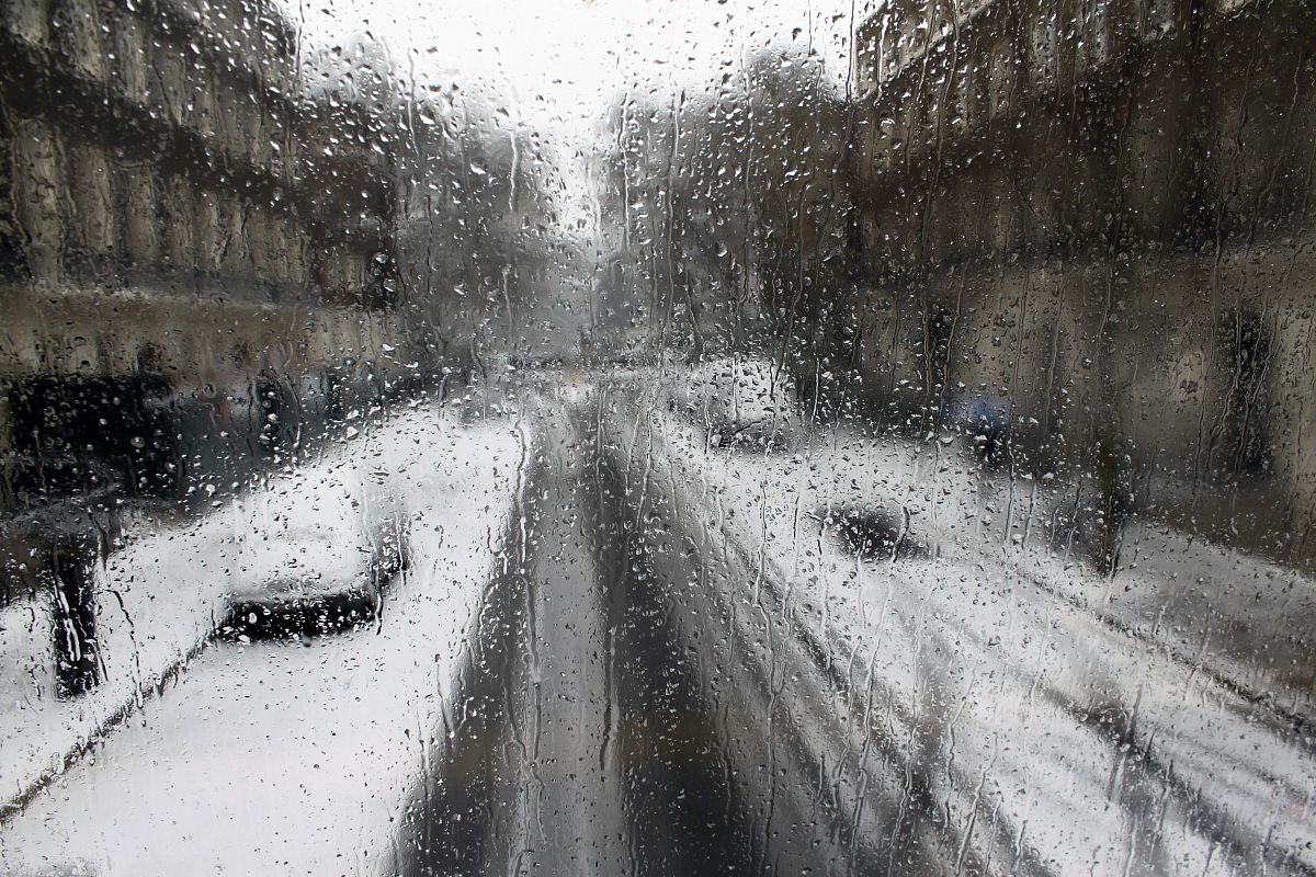Neve e pioggia sul bus of London