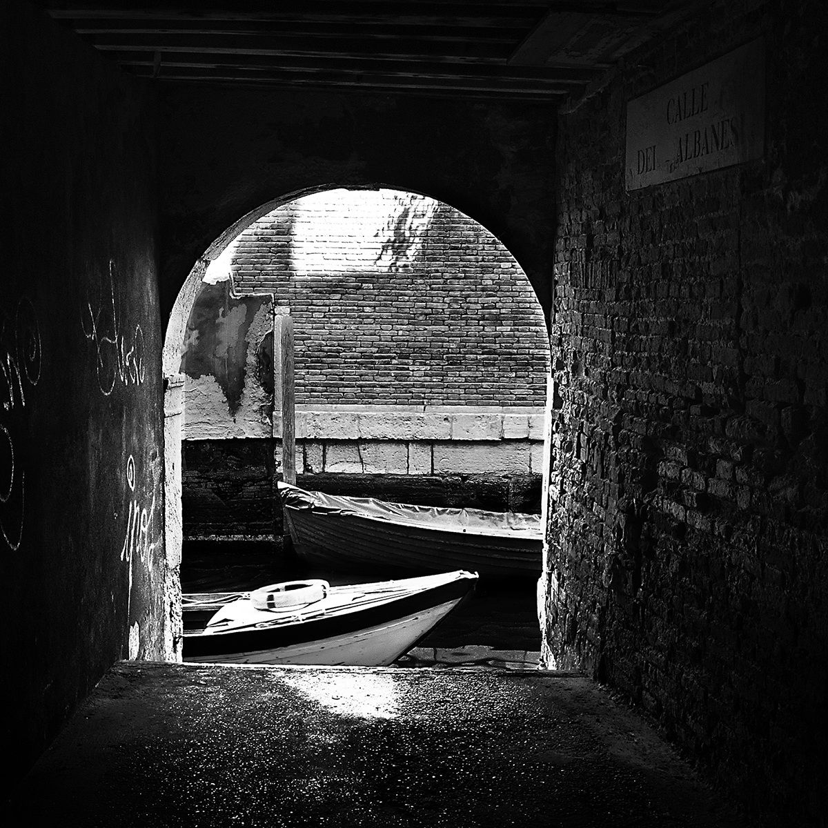 Incrocio di prue nel canale