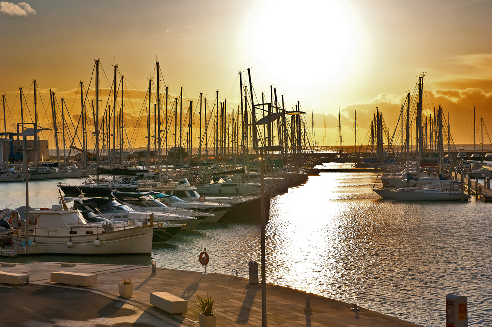 tramonto caldo tra le barche