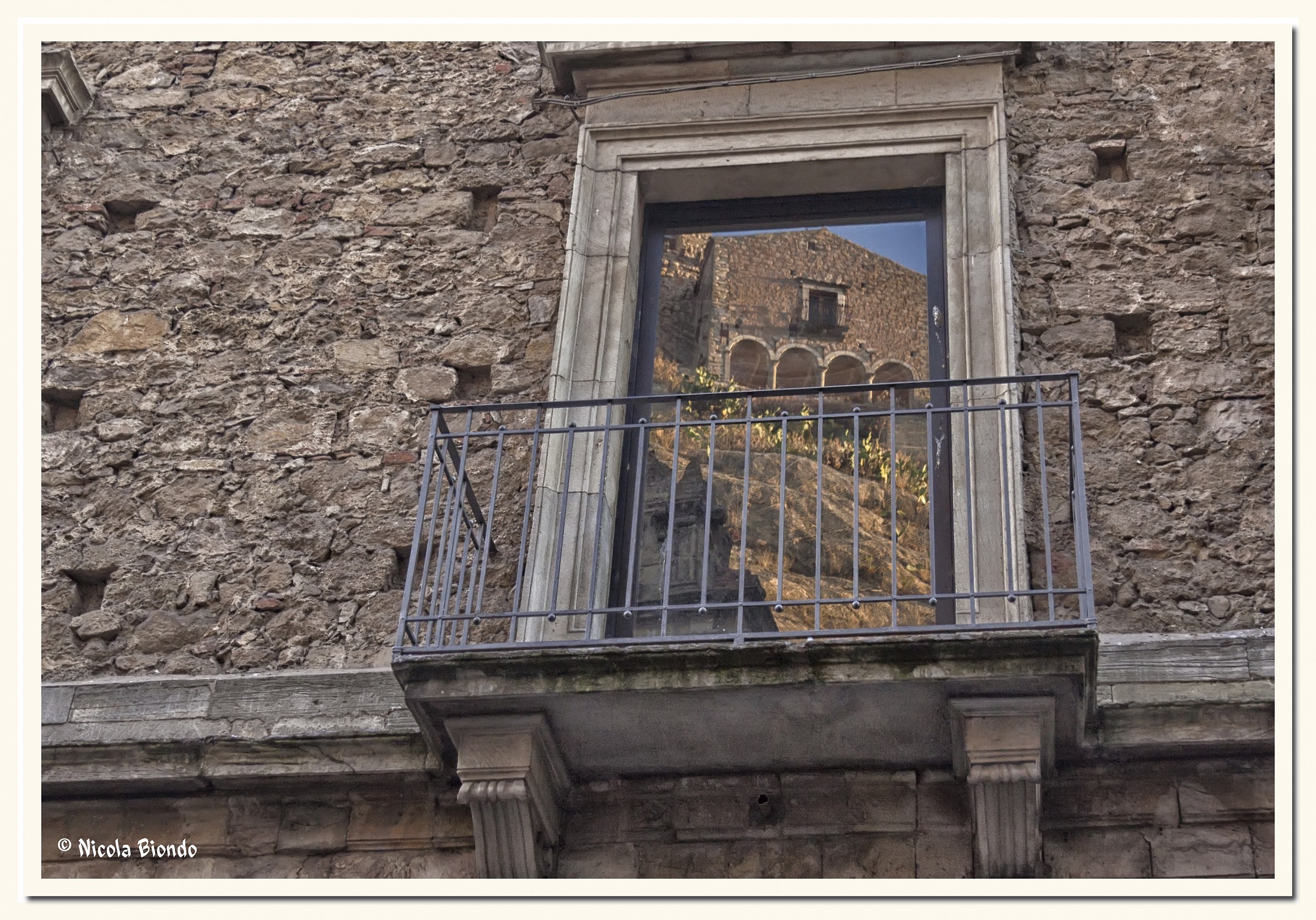 Chiesa riflessa da una vetrina