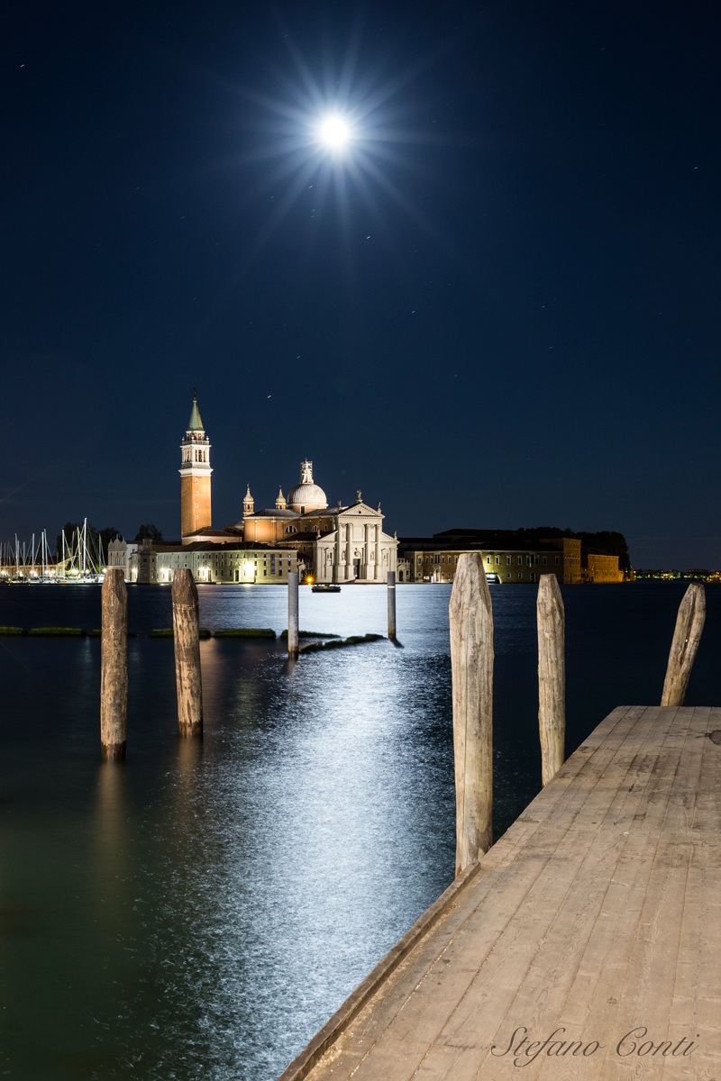 San Giorgio e una magica Luna