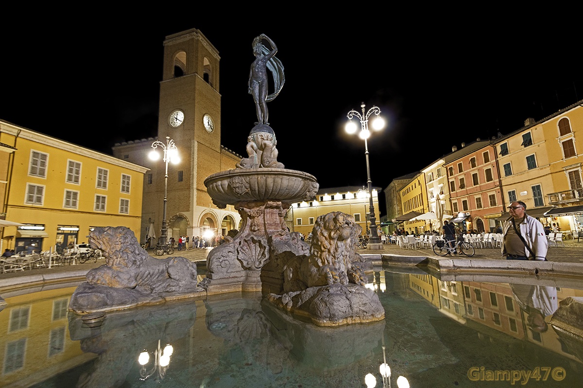 la piazza nella fontana