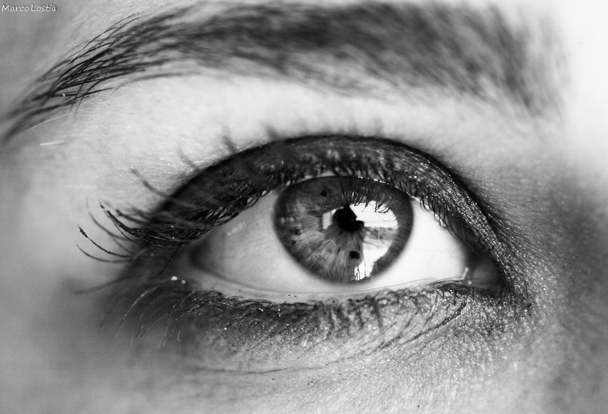 Eye b / w