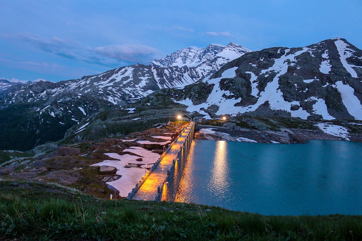 Vista sulla diga in tarda serata