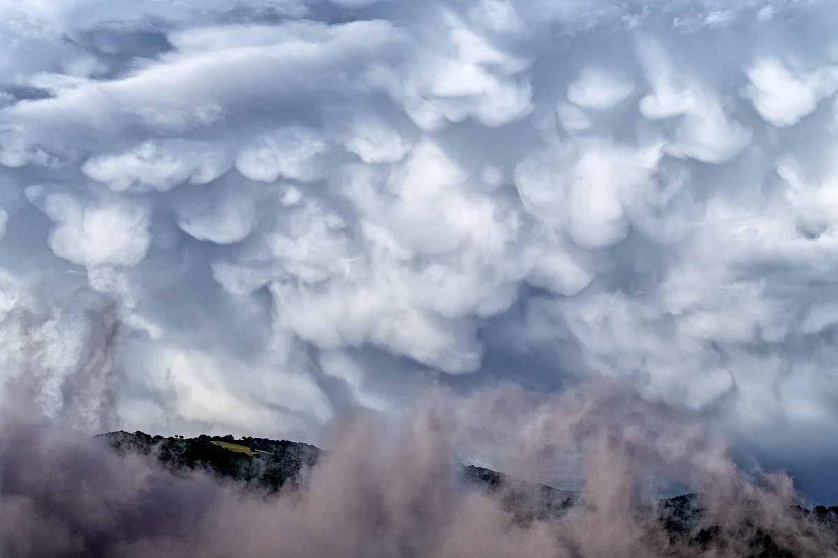 Splashes of clouds over the mountains ....