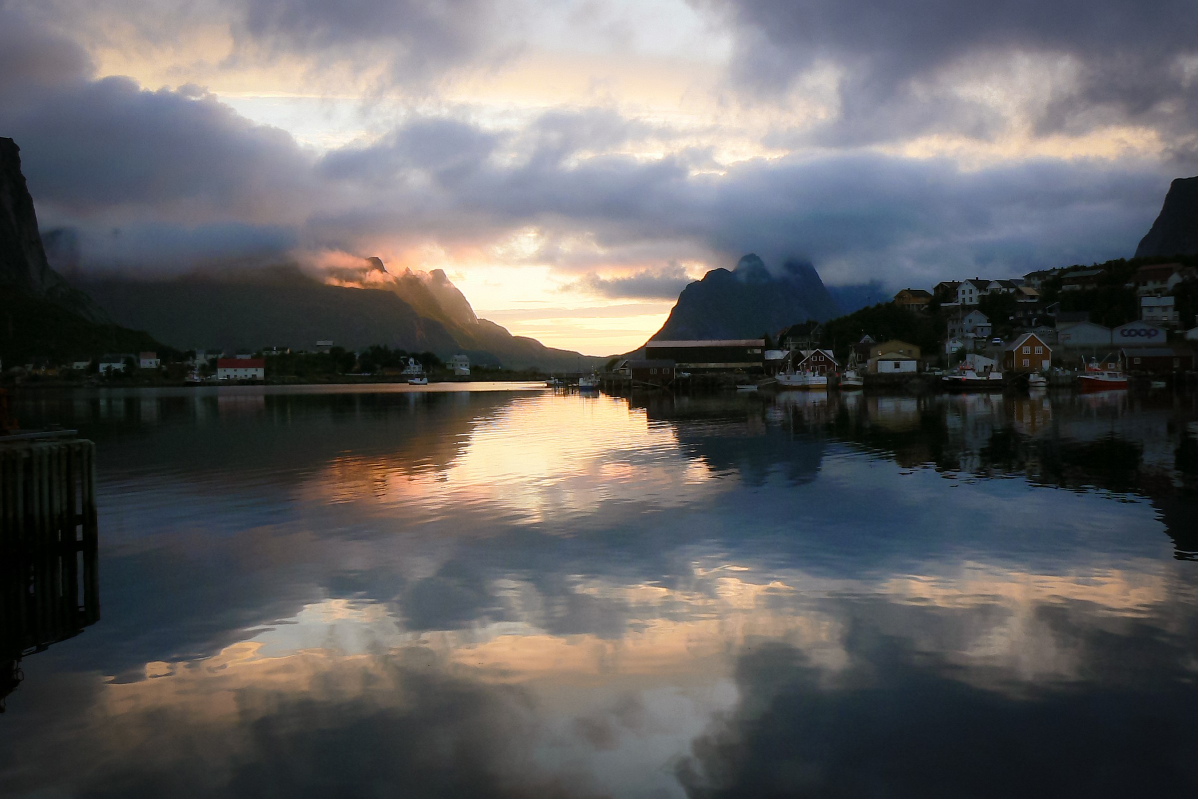 Midnightsun In Reine
