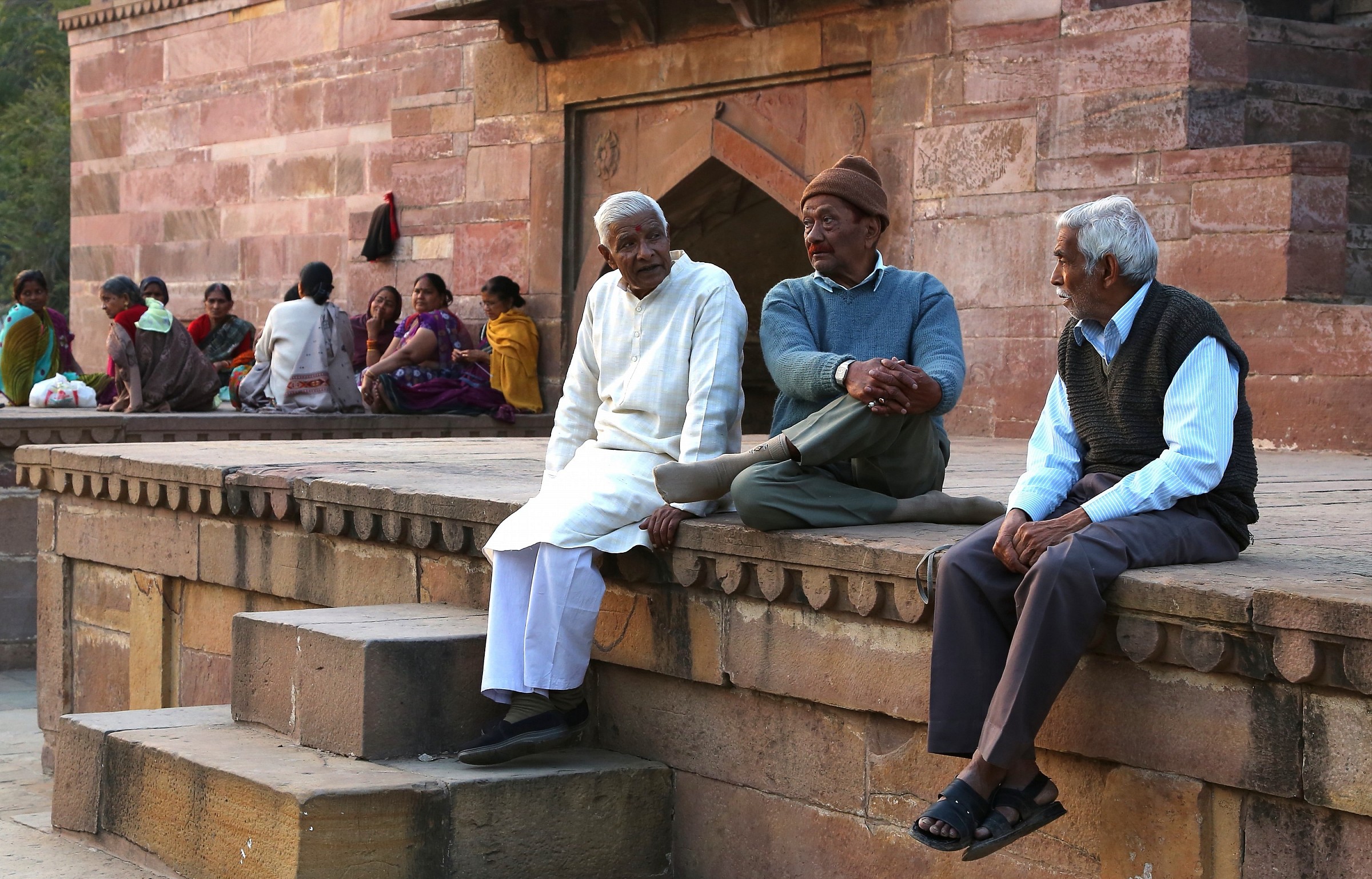 Uomini e donne davanti al Tempio.