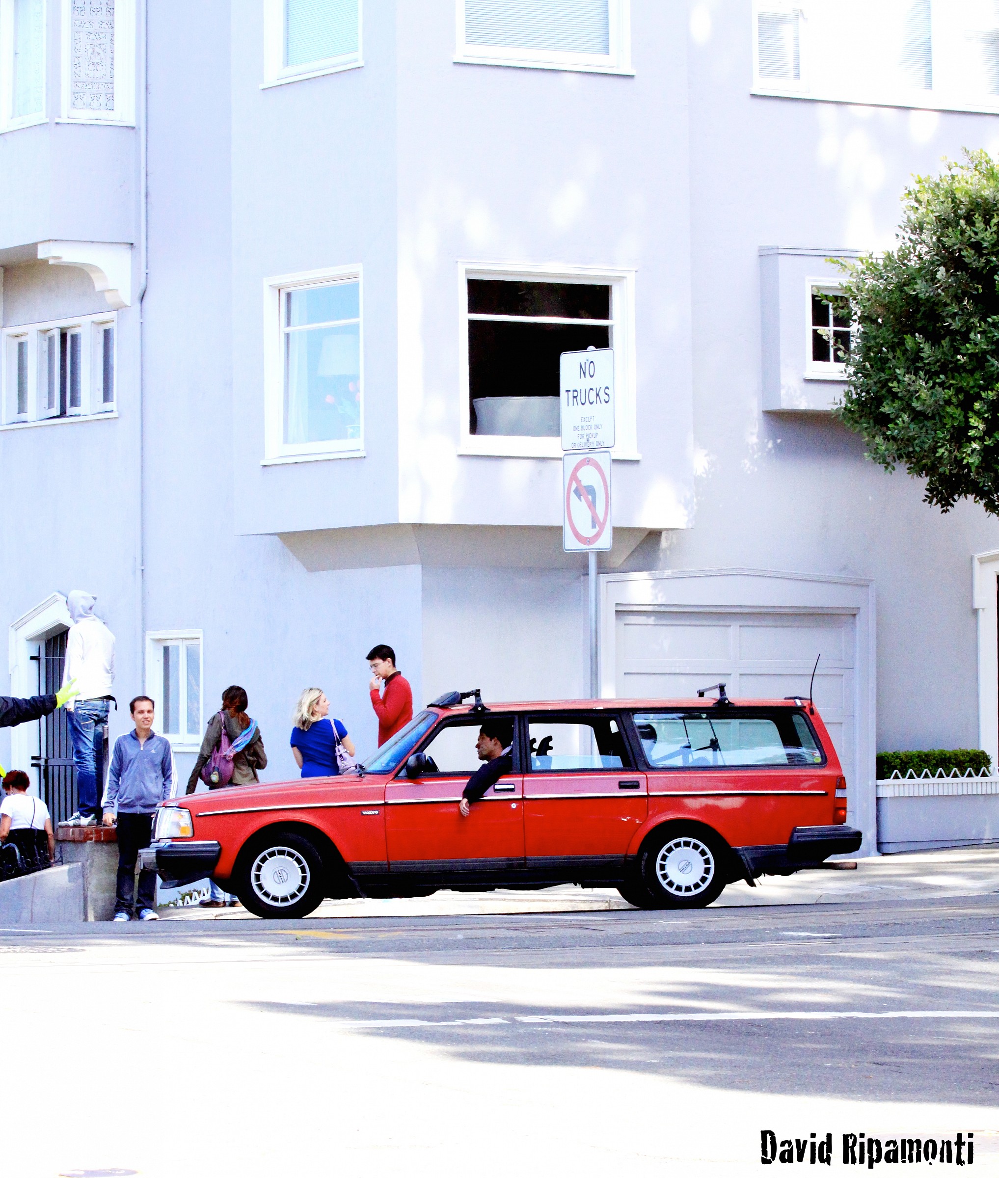 Volvo 240 rossa in Lombard Street