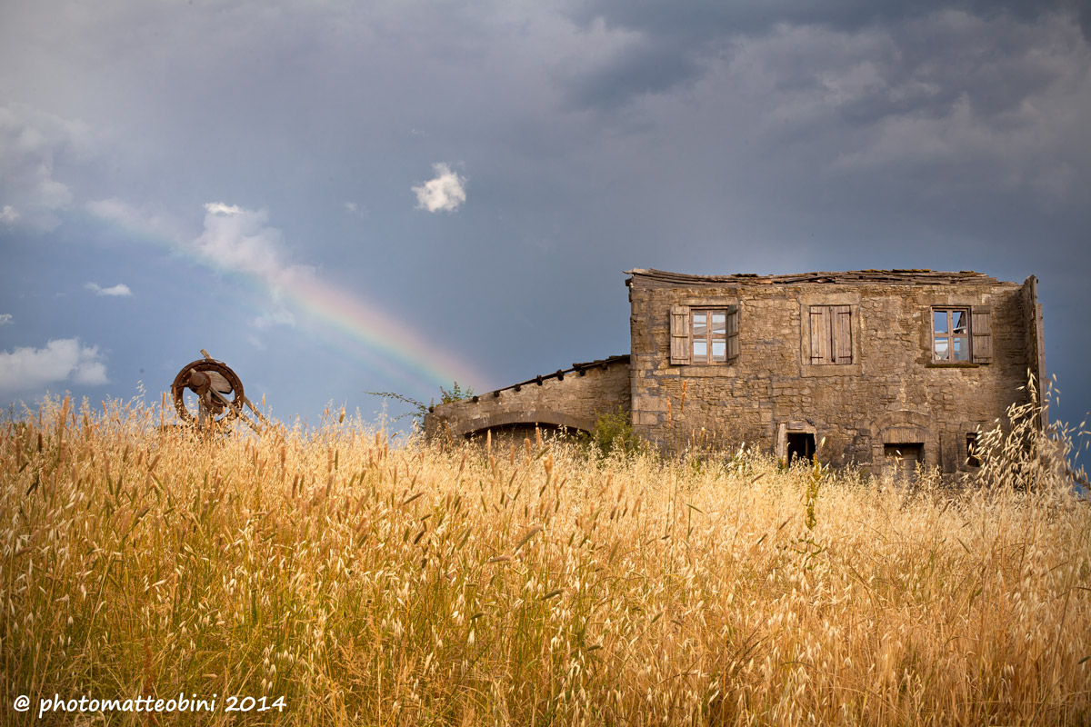 Rudere sfiorato da un arcobaleno