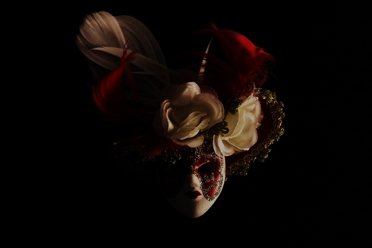 maschera nell'ombra (a colori)