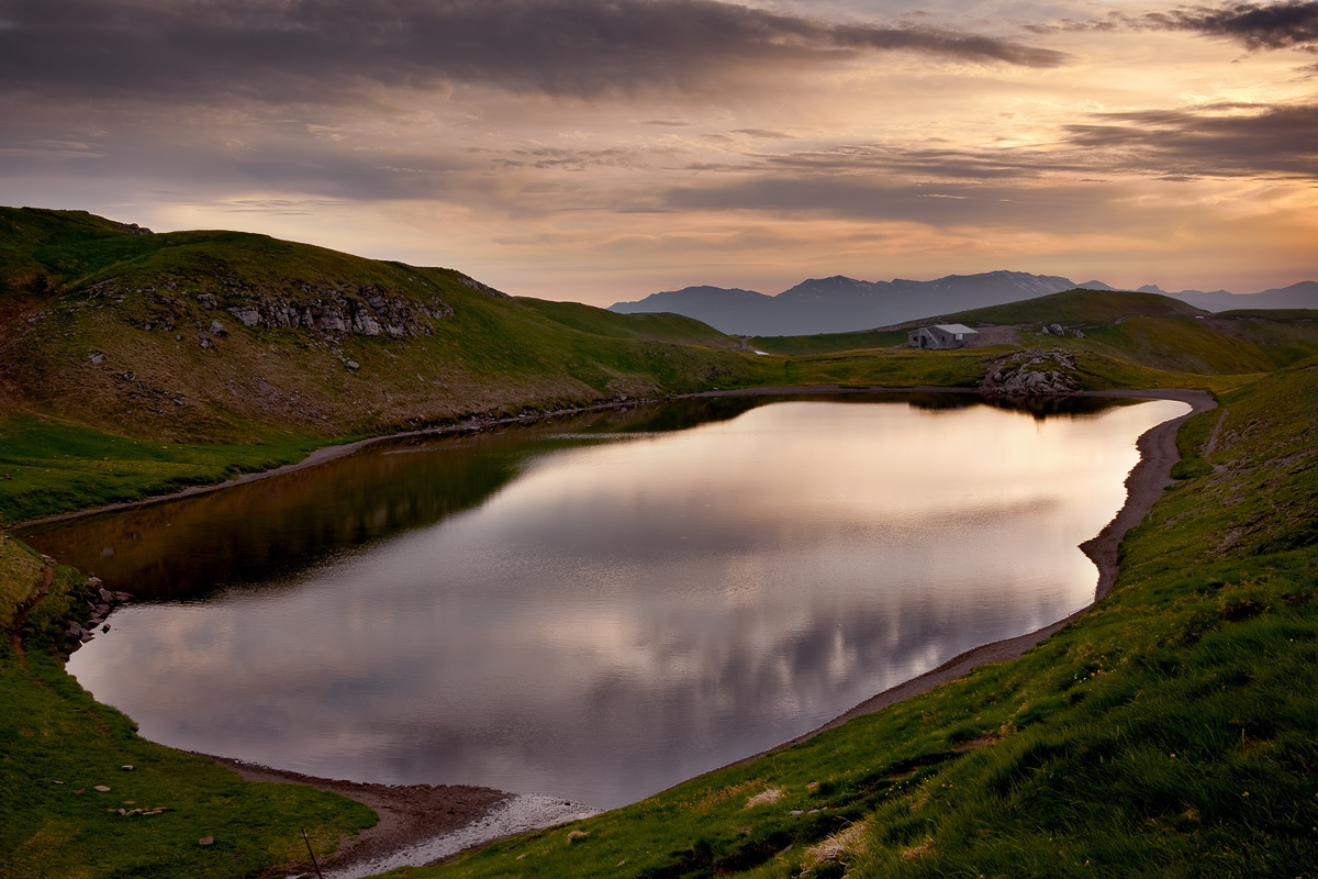 The golden hour: lake Scaffaiolo
