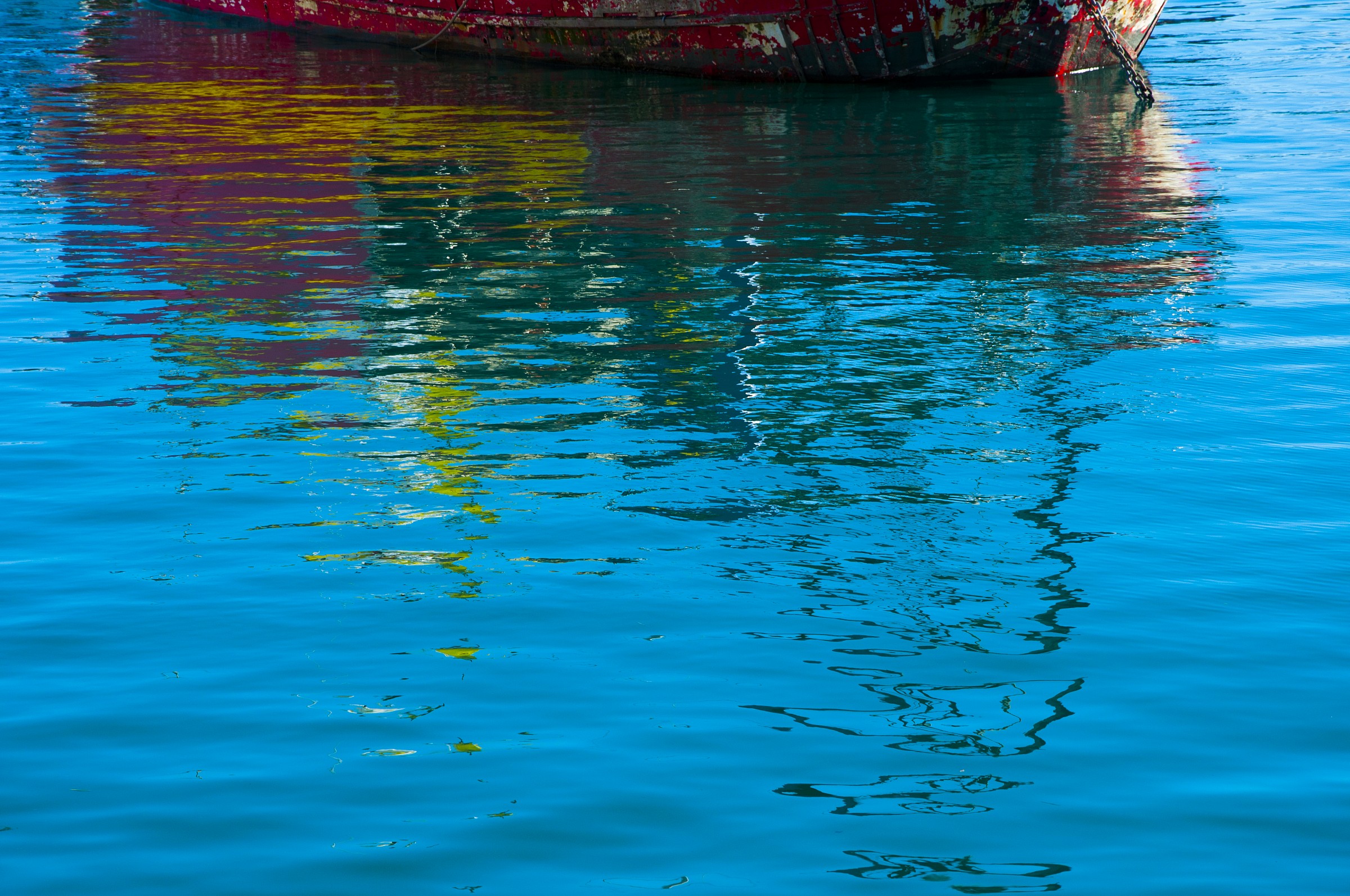 Riflessi di una vecchia barca