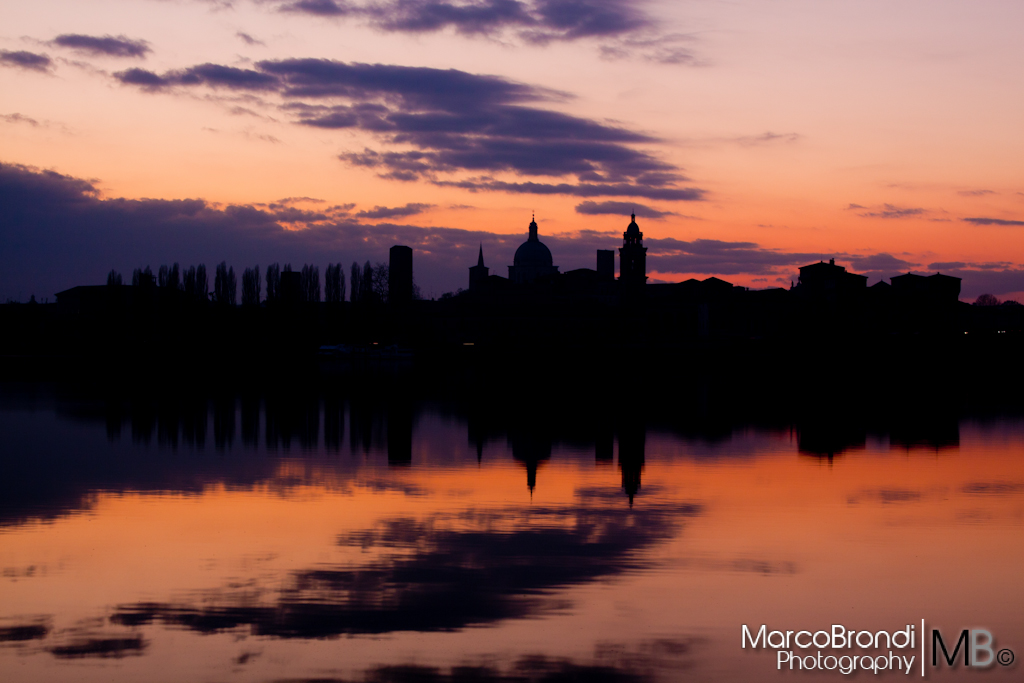 Skyline di Mantova al tramonto