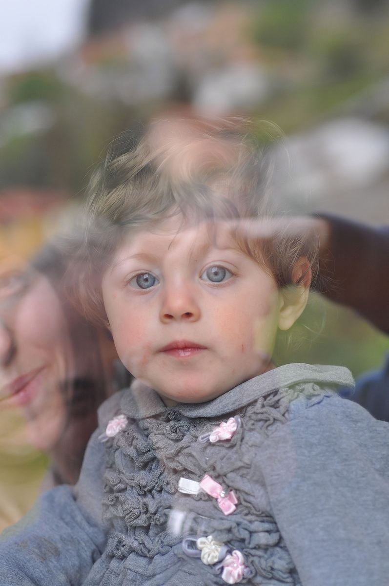 Aysha dietro la finestra