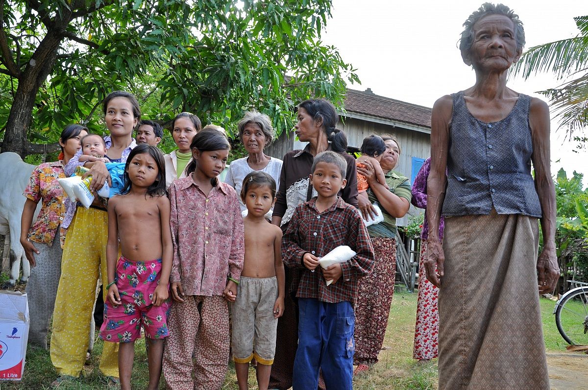 Nonna cambogiana con famiglia