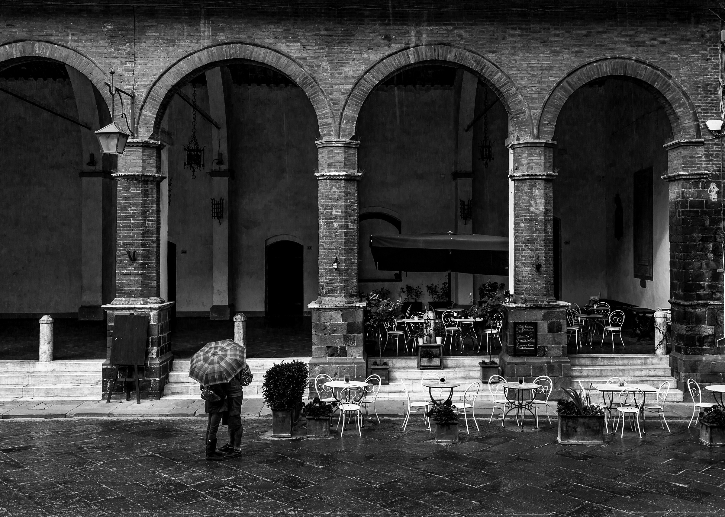 The kiss in the rain