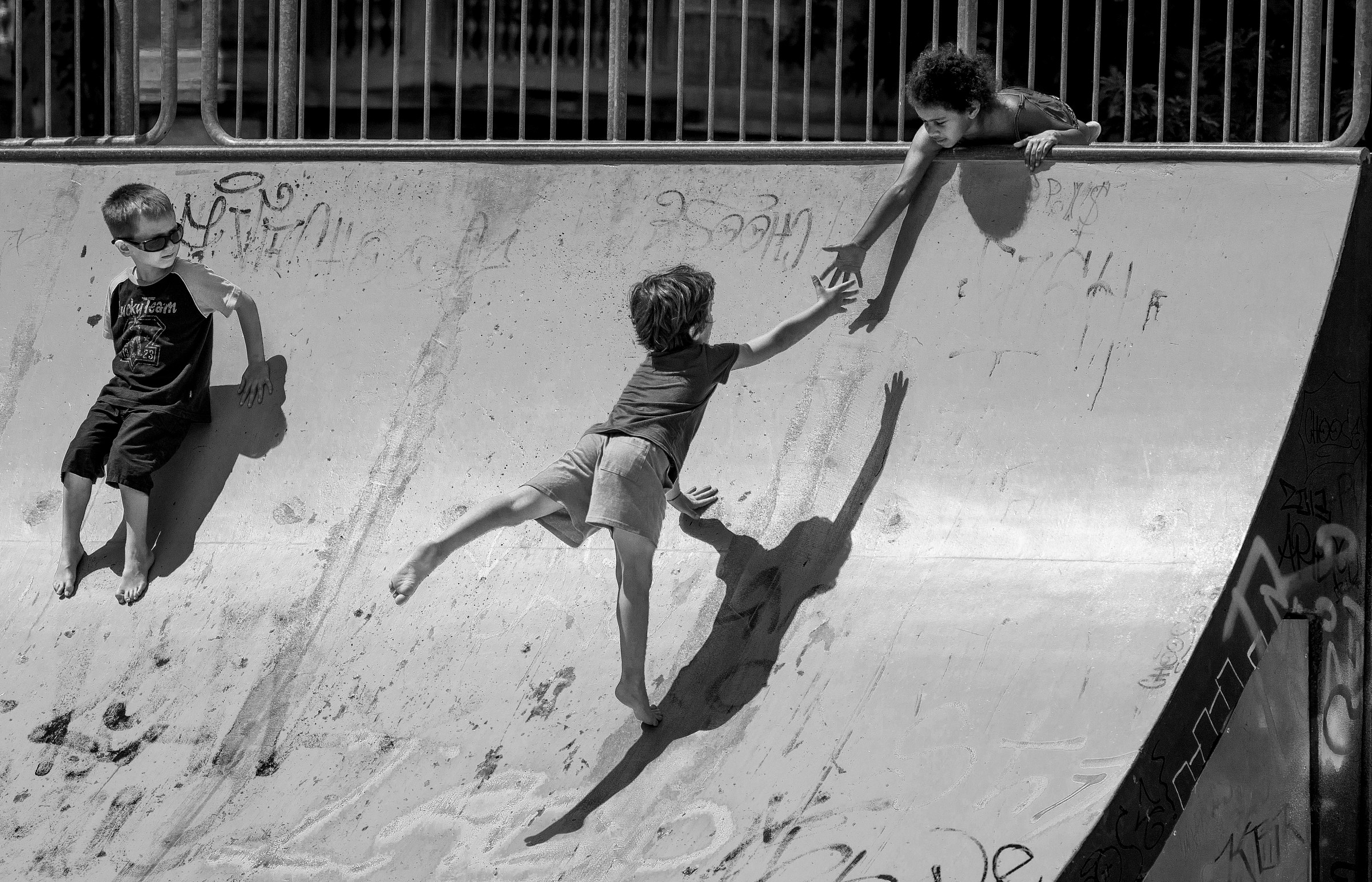 chi guarda e chi dà una mano............
